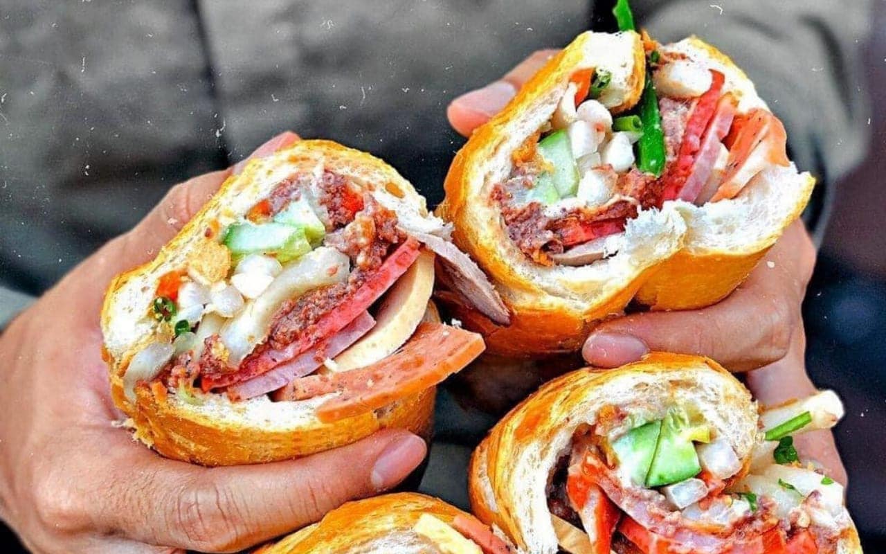 Bánh mì Bà Huynh - tiệm bánh mì được nhiều người xếp hàng “rần rần” để thưởng thức 